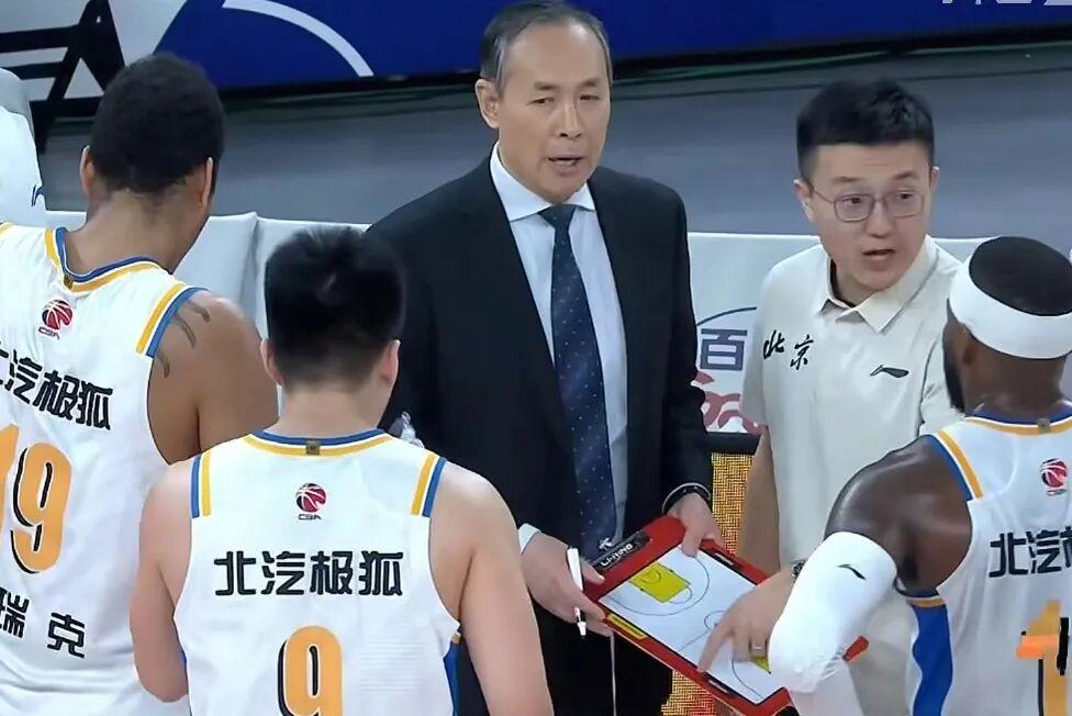 开云体育下载APP-北京男篮下半场崩盘，上海男篮19分大胜，翟晓川12+6范子铭辣眼睛
